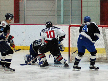 Left wing Bruce Gustafson’;s first-period goal, putting the Spiders up 1–0. Photo: Julie Berris